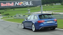 Синий Audi RS4 Avant на кольцевом треке